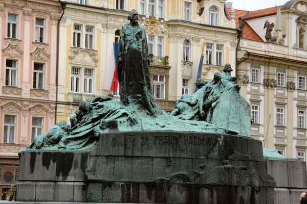 20 - Staromestske Namesti (Den Gamle Rådhusplads) - Statuen af Jan Hus